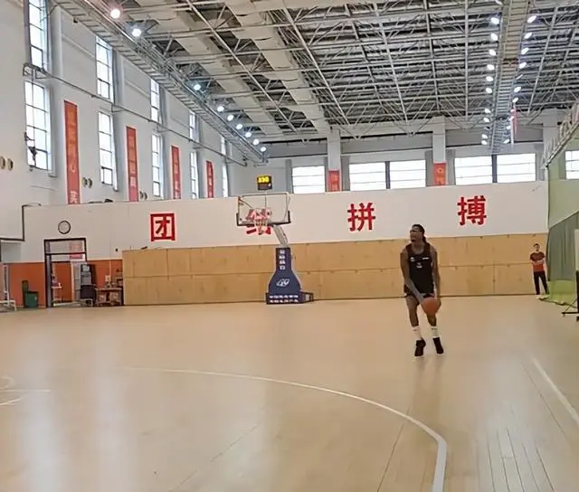 学生篮球主力如何平衡学业与训练_0